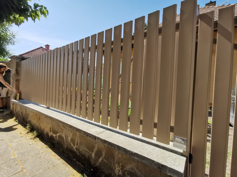 Nívó Steel Vertical Carefree Fence Element Greybeige 10cm Opened