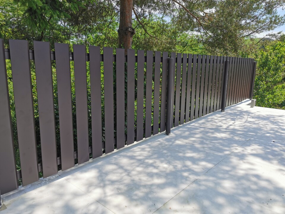 Nívó Steel Vertical Carefree Fence Element Greyish Brown 10cm Opened