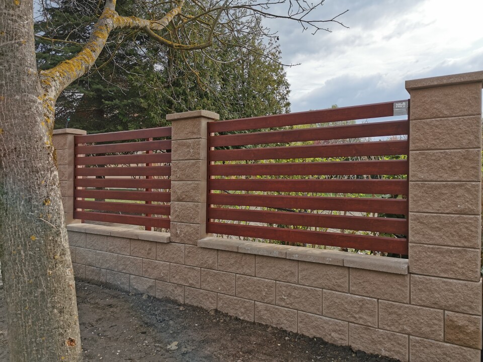 Nívó Aluminium Horizontal Carefree Fence Element Oak 10cm Opened